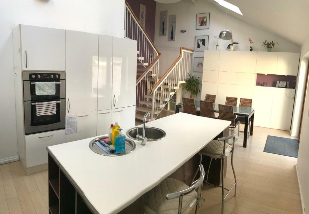 Modern City Centre House Голуэй Экстерьер фото